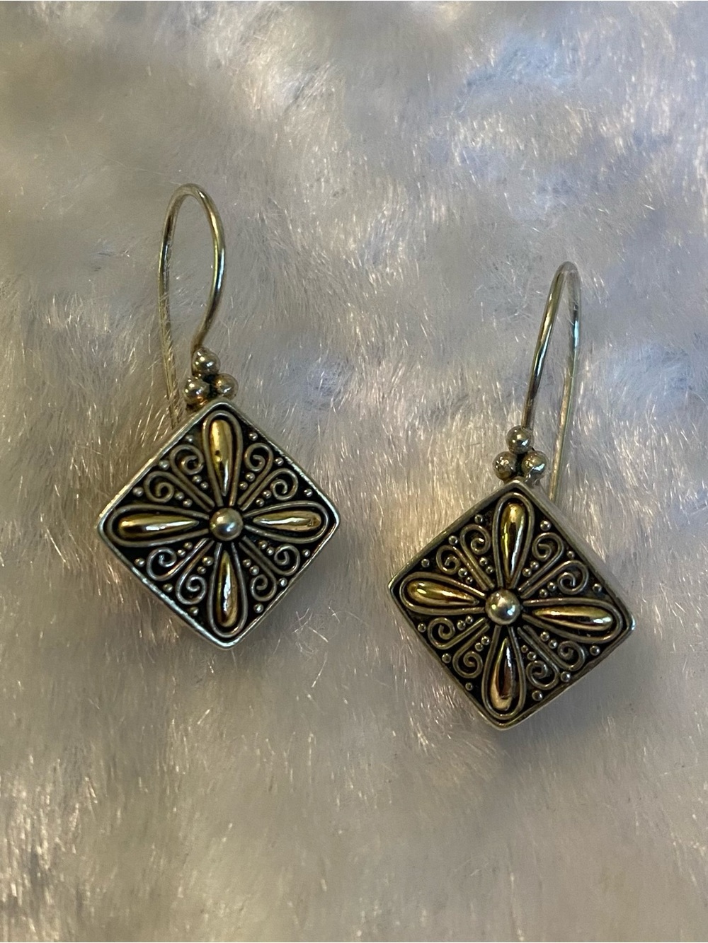 🍀925 Sterling Silver Gold Floral Pattern Drop Earrings